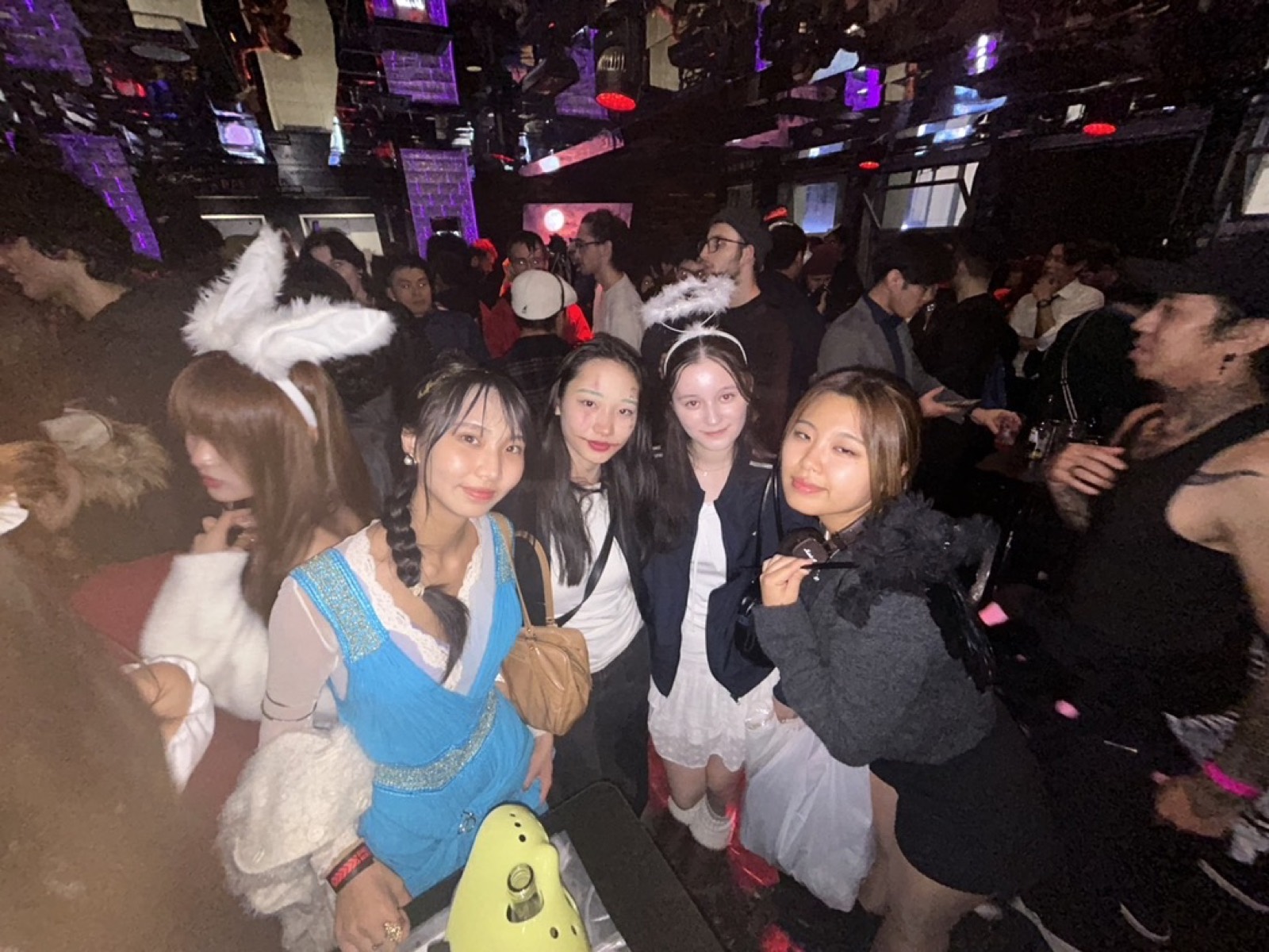うさ耳や天使の輪をつけて仮装した参加者たちの記念写真